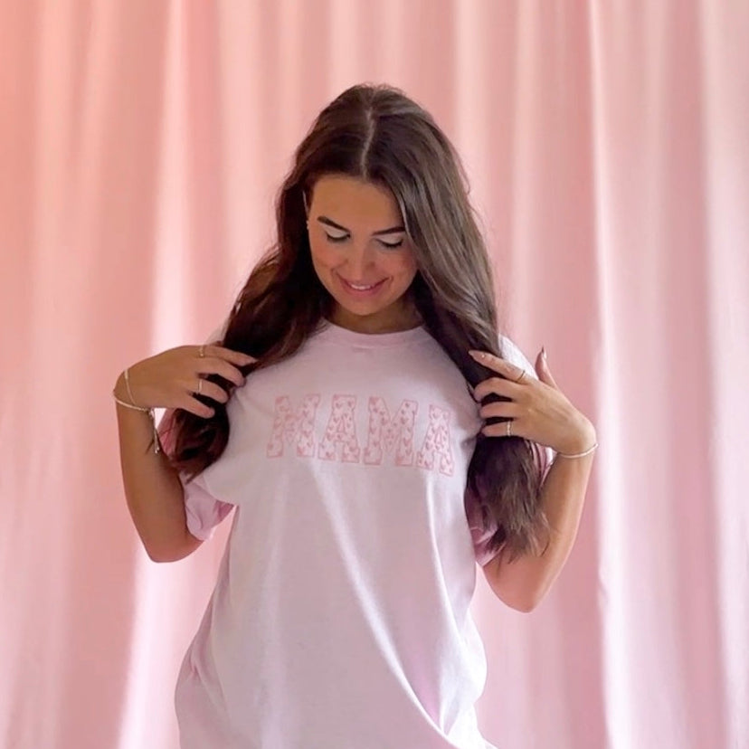 “MAMA” Pink Puff Letter T-Shirt – Unisex Mom Graphic Tee with Mini Hearts
